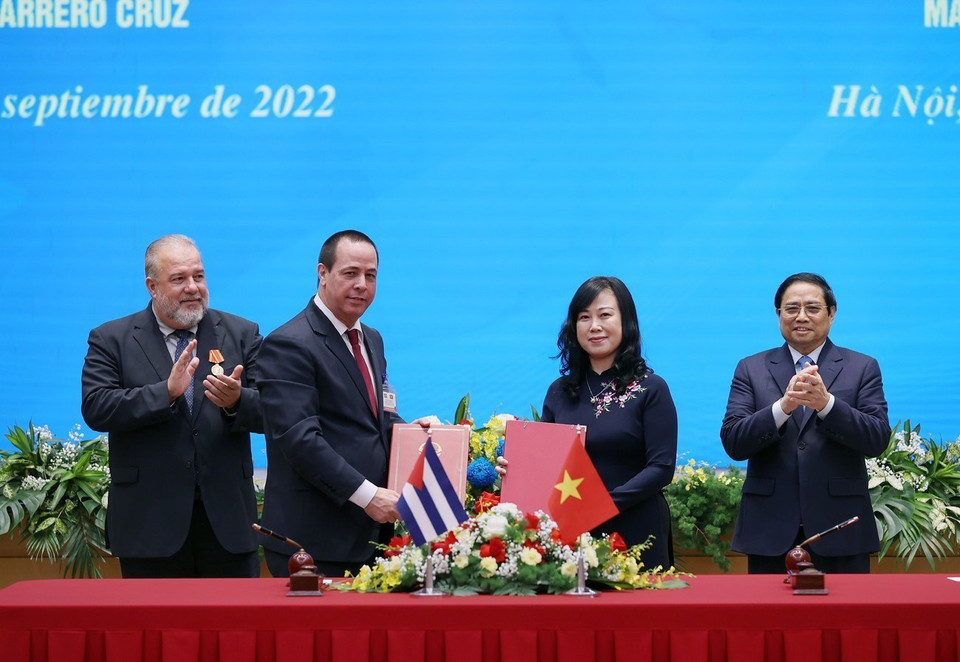 Thủ tướng Phạm Minh Chính và Thủ tướng nước Cộng hòa Cuba Manuel Marrero Cruz chứng kiến Lễ ký Kế hoạch hành động hợp tác y tế giữa Bộ Y tế hai nước. (Ảnh: Dương Giang/TTXVN)