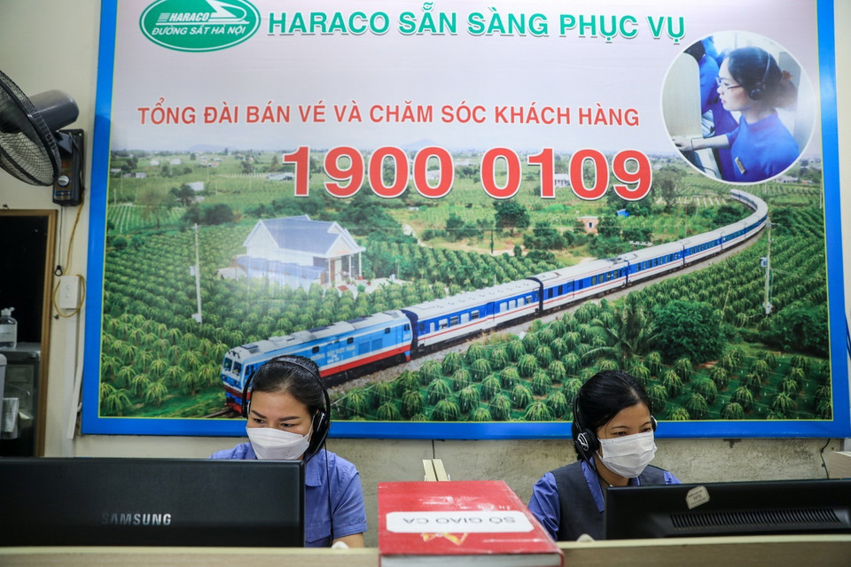  Tổng đài bán vé và chăm sóc khách hàng trực tuyến làm việc liên tục vì nhu cầu mua vé tàu của người dân khá cao. (Ảnh: Thành Đạt/TTXVN)