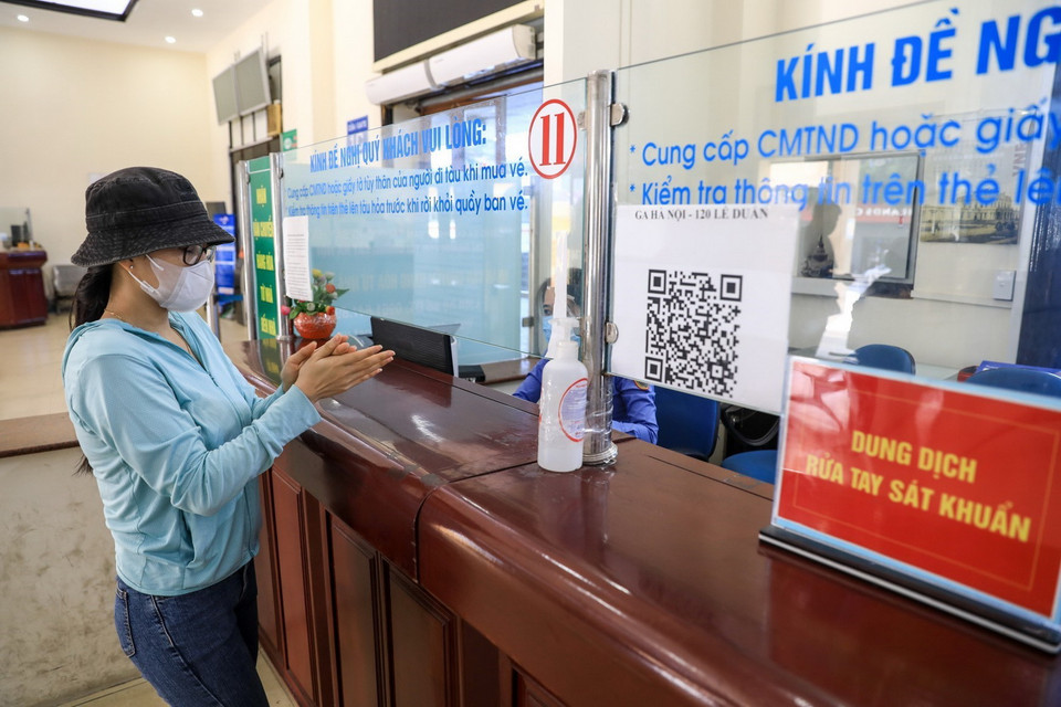  Người dân đến mua vé phải quét mã QR-code khai báo y tế theo quy định của Bộ Y tế. (Ảnh: Thành Đạt/TTXVN)
