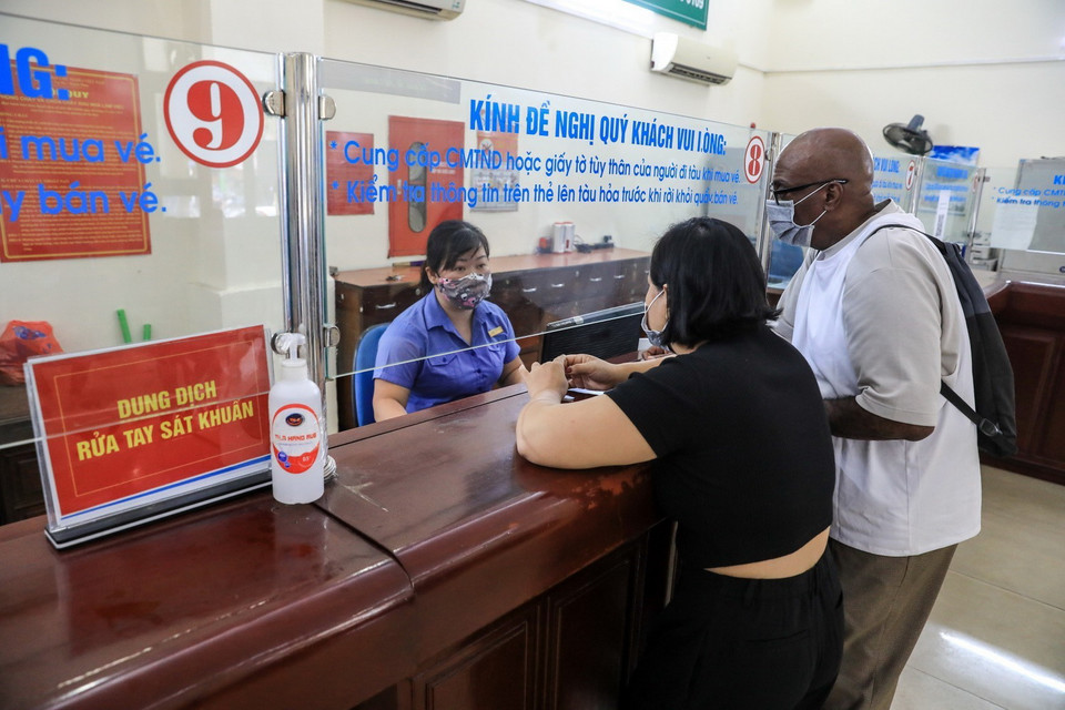  Những du khách nước ngoài đầu tiên đến mua vé tàu tại Ga Hà Nội sáng 12/10. (Ảnh: Thành Đạt/TTXVN)