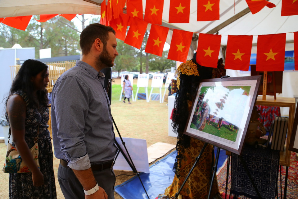 Du khách xem trưng bày ảnh giới thiệu cảnh đẹp Việt Nam tại Hội chợ Ngoại giao Nam Phi 2022. (Ảnh: Hồng Minh/TTXVN)