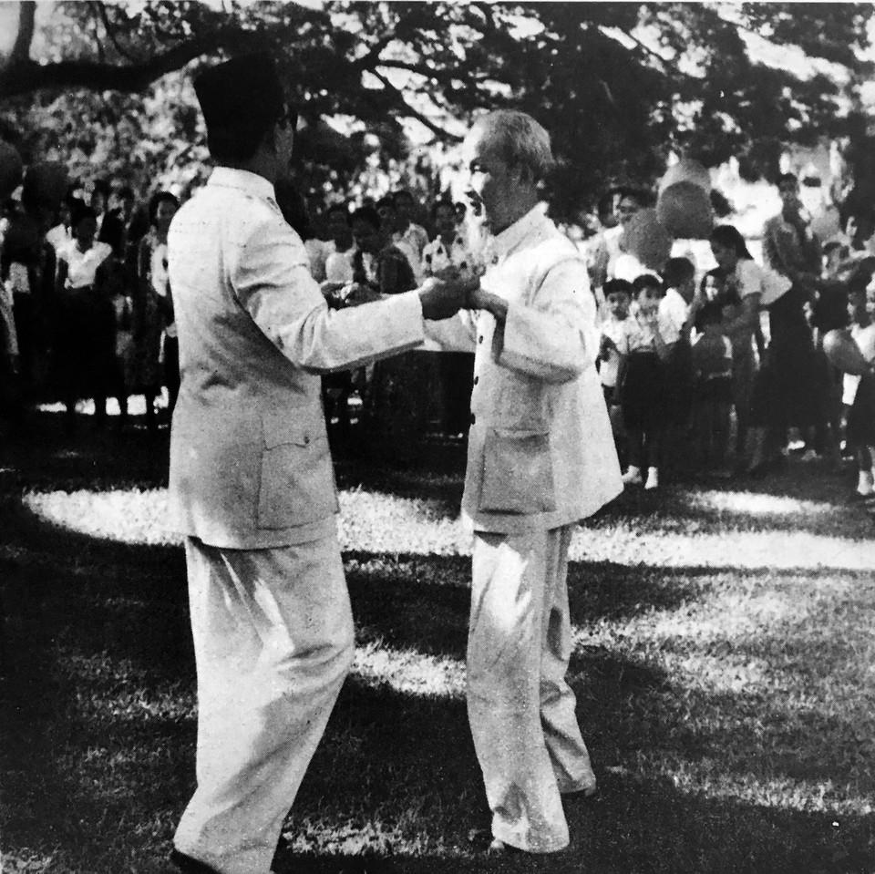 Chủ tịch Hồ Chí Minh khiêu vũ cùng Tổng thống Sukarno trong chuyến thăm Indonesia (2/1959). (Ảnh: Tư liệu/TTXVN phát)