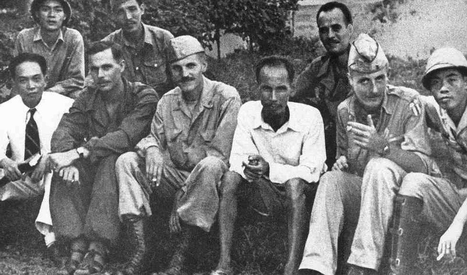 Chủ tịch Hồ Chí Minh (giữa) và Đại tướng Võ Nguyên Giáp (ngoài cùng bên trái) với các nhân viên của Cơ quan Tình báo chiến lược Mỹ (OSS) - tiền thân của Cục Tình báo Trung ương Mỹ (CIA) lập kế hoạch phối hợp hành động chống Nhật tại Việt Bắc, năm 1945. (Ảnh: Tư liệu/TTXVN phát)