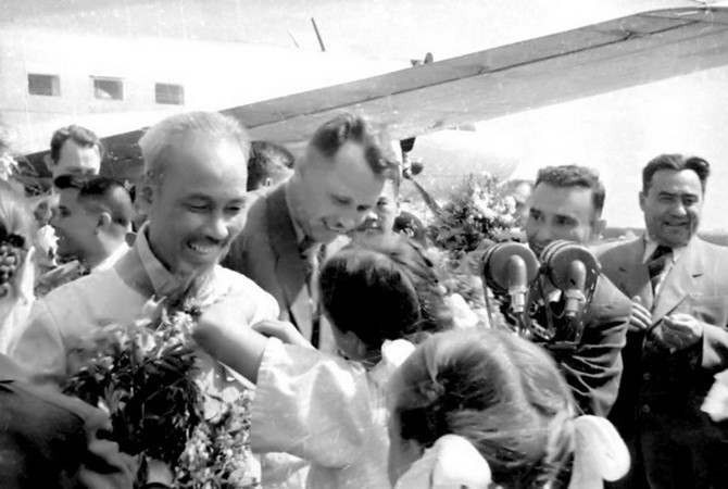  Lễ đón Chủ tịch Hồ Chí Minh ở sân bay Novosibirsk, ngày 10/7/1955, mở đầu chuyến thăm hữu nghị chính thức Liên Xô. (Ảnh: Tư liệu/TTXVN phát)