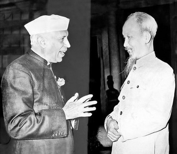 Chủ tịch Hồ Chí Minh và Thủ tướng Ấn Độ Jawaharlal Nehru, hai nhà lãnh đạo đặt nền móng cho quan hệ Việt Nam-Ấn Độ. (Ảnh: TTXVN)
