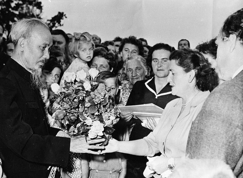  Chủ tịch Hồ Chí Minh với người dân làng Lidice (Tiệp Khắc), nơi bị tàn phá trong chiến tranh thế giới thứ 2 (18/7/1957). (Ảnh: TTXVN)