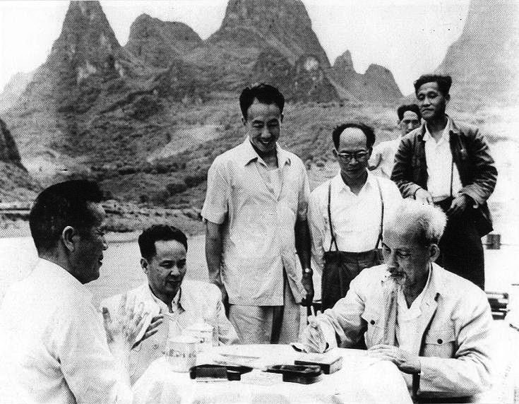 Chủ tịch Hồ Chí Minh làm thơ chữ Hán trên thuyền đi thăm sông Ly Giang, tỉnh Quảng Tây (Trung Quốc), tháng 5/1961. (Ảnh: Tư liệu/TTXVN phát)