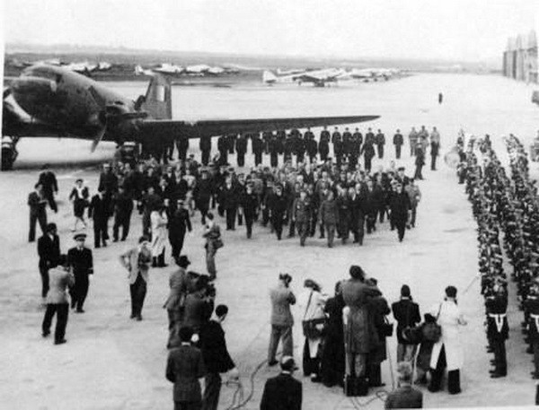 Chuyến thăm Pháp theo lời mời của Chính phủ Pháp kéo dài hơn 4 tháng (31/5-20/10/1946) của Chủ tịch Hồ Chí Minh với tư cách là nguyên thủ quốc gia của nước Việt Nam Dân chủ cộng hòa, giữa lúc đất nước đang đứng trước bao thử thách hiểm nguy là một trong những hoạt động đối ngoại quan trọng nhất của Chính phủ Việt Nam trong những năm 1945 - 1946 để cứu vãn nền hòa bình trong khi thực dân Pháp đang quyết tâm xâm lược Việt Nam một lần nữa. Lễ đón Chủ tịch Hồ Chí Minh tại sân bay Le Bourget (chiều 22/6/1946). (Ảnh: Tư liệu/TTXVN phát)