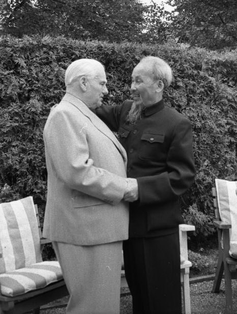 Chủ tịch Hồ Chí Minh ôm hôn Chủ tịch Vinhem Pích nhân chuyến thăm của Người tới CHDC Đức, ngày 25/7/1957. (Ảnh: Tư liệu/TTXVN phát)