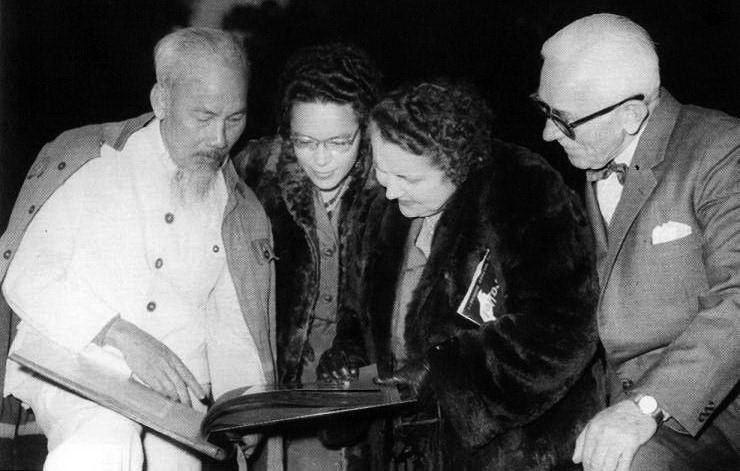 Chủ tịch Hồ Chí Minh và gia đình luật sư Loseby (người đã giúp bào chữa cho Bác trong vụ án Hongkong, 1931 – 1933), tại Phủ Chủ tịch, tháng 2/1960. (Ảnh: Tư liệu/TTXVN phát)