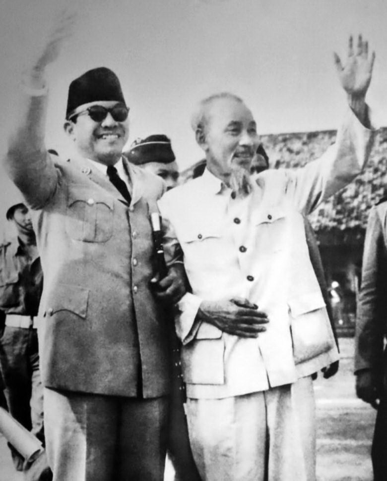 Tổng thống Indonesia Sukarno đón Bác Hồ thăm chính thức Indonesia, tháng 2/1959. (Ảnh: Tư liệu/TTXVN phát)