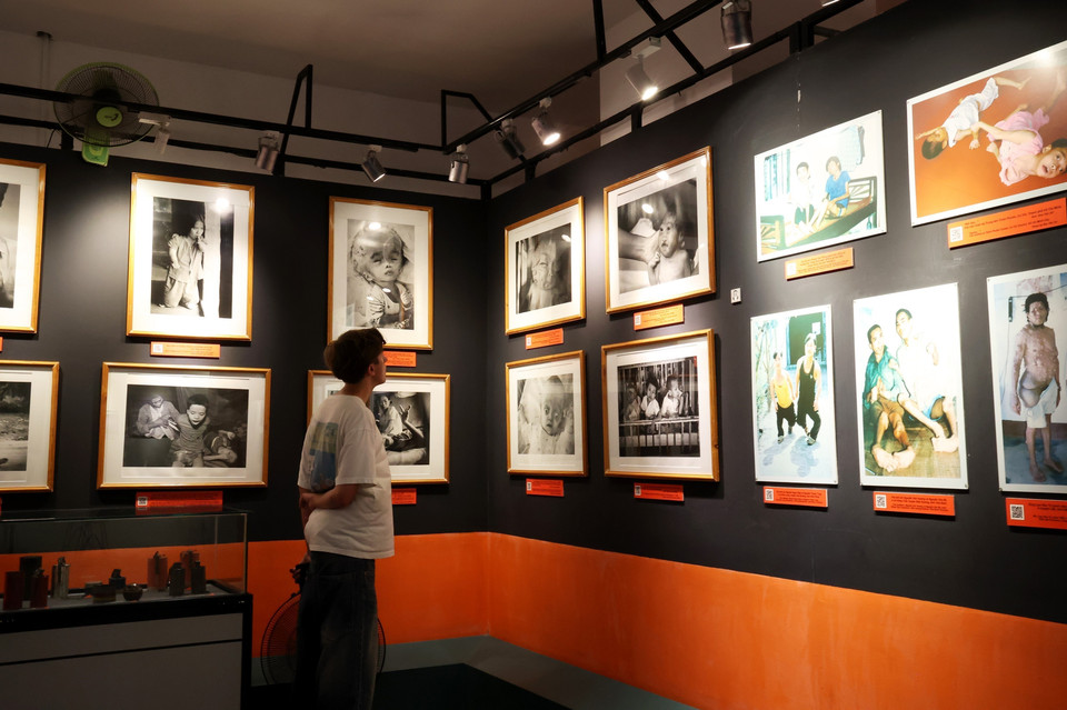 Hình các nạn nhân Việt Nam chịu nỗi đau do chất độc da cam do Mỹ gây ra trong cuộc chiến tranh xâm lược Việt Nam. (Ảnh: Hồng Đạt/TTXVN)