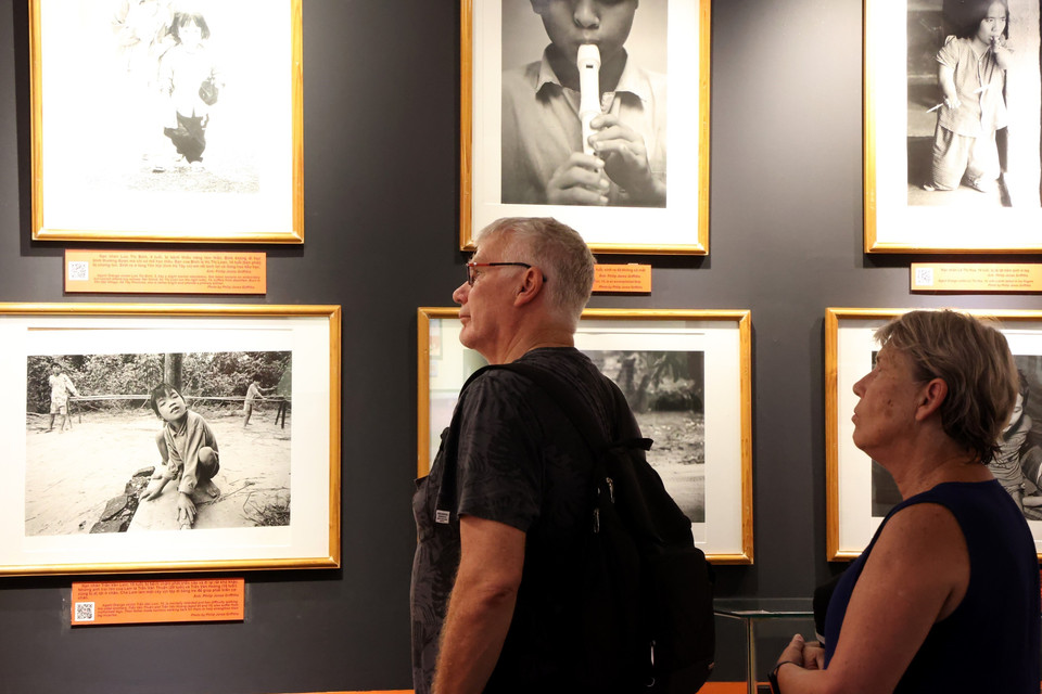 Khách quốc tế xúc động trước hình ảnh về nỗi đau da cam ở Việt Nam. (Ảnh: Hồng Đạt/TTXVN)