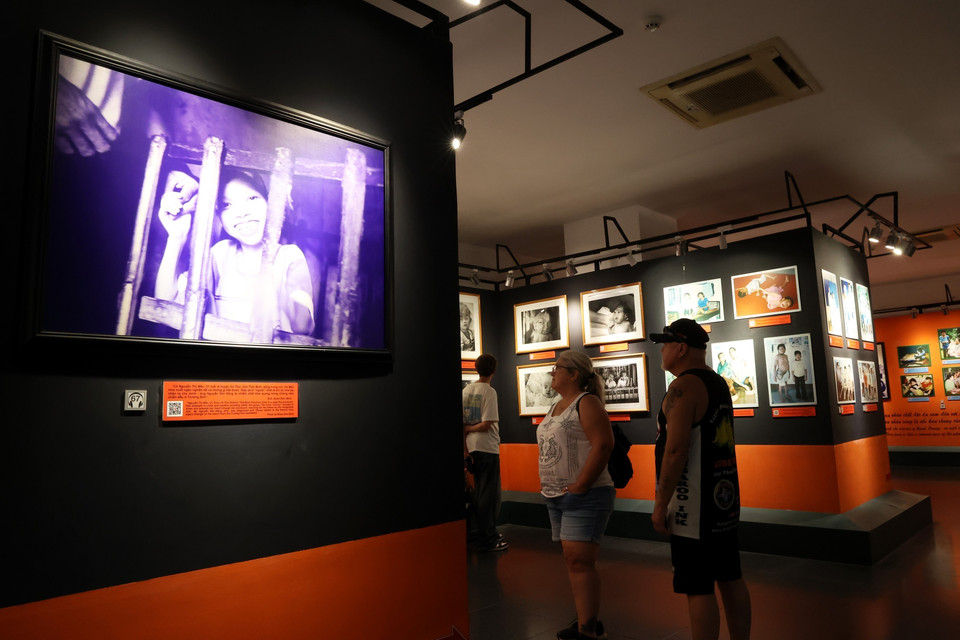 Không gian trưng bày chuyên đề “Hậu quả chất độc da cam trong chiến tranh xâm lược của Mỹ ở Việt Nam” trong Bảo tàng Chứng tích Chiến tranh. (Ảnh: Hồng Đạt/TTXVN)