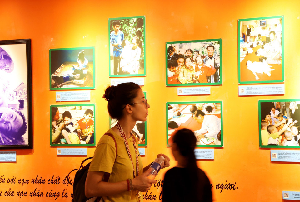 Khách quốc tế tìm hiểu nỗi đau da cam tại Bảo tàng Chứng tích chiến tranh. (Ảnh: Hồng Đạt/TTXVN)