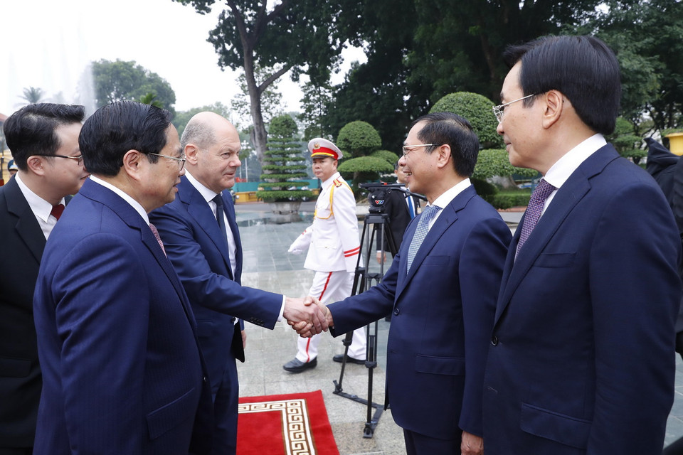 Thủ tướng Phạm Minh Chính giới thiệu với Thủ tướng Đức Olaf Scholz các thành viên đoàn đại biểu Việt Nam. Ảnh: Lâm Khánh - TTXVN