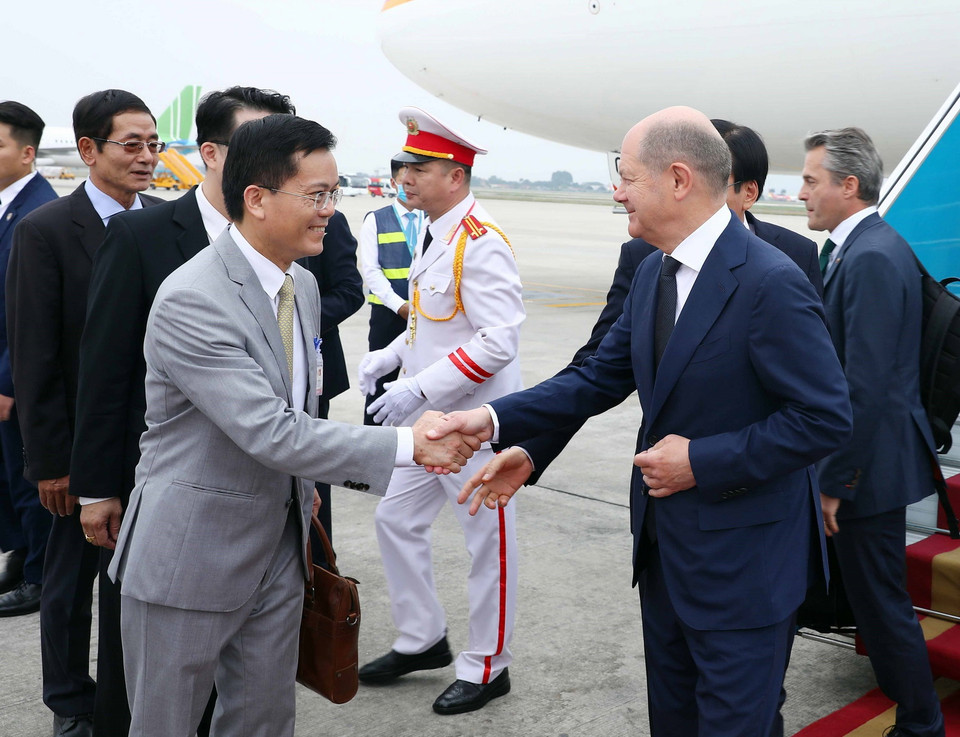 Lễ đón Thủ tướng Cộng hòa Liên bang Đức Olaf Scholz tại sân bay Quốc tế Nội Bài, Hà Nội. (Ảnh: Phạm Kiên/TTXVN)