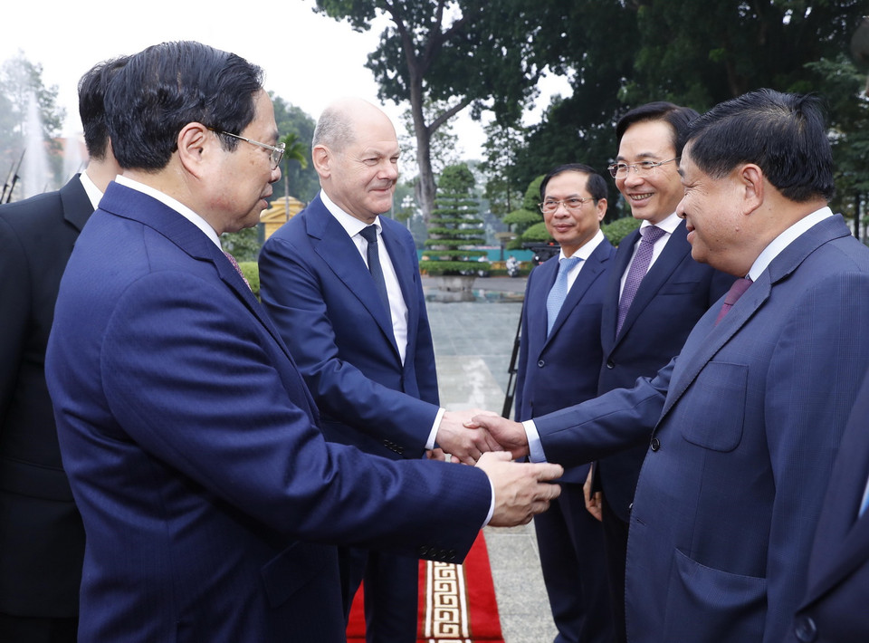 Thủ tướng Phạm Minh Chính giới thiệu với Thủ tướng Đức Olaf Scholz các thành viên đoàn đại biểu Việt Nam. Ảnh: Lâm Khánh - TTXVN