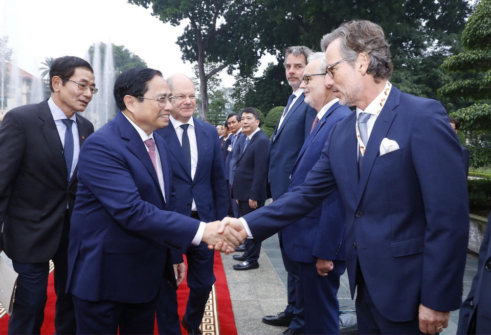 Thủ tướng Phạm Minh Chính với các thành viên đoàn đại biểu CHLB Đức. Ảnh: Lâm Khánh - TTXVN