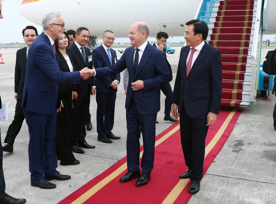 Lễ đón Thủ tướng Đức Olaf Scholz tại sân bay Quốc tế Nội Bài, Hà Nội. (Ảnh: Phạm Kiên/TTXVN)