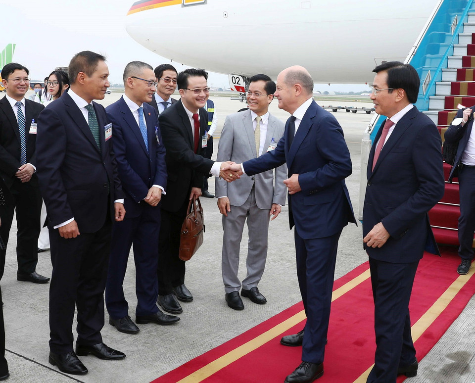 Lễ đón Thủ tướng Cộng hòa Liên bang Đức Olaf Scholz tại sân bay Quốc tế Nội Bài, Hà Nội. (Ảnh: Phạm Kiên/TTXVN)