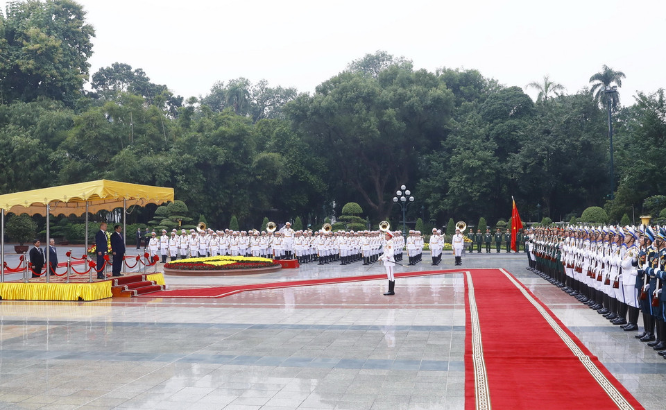 Thủ tướng Phạm Minh Chính và Thủ tướng Đức Olaf Scholz trên bục danh dự, nghe quân nhạc cử Quốc thiều hai nước. Ảnh: Lâm Khánh - TTXVN