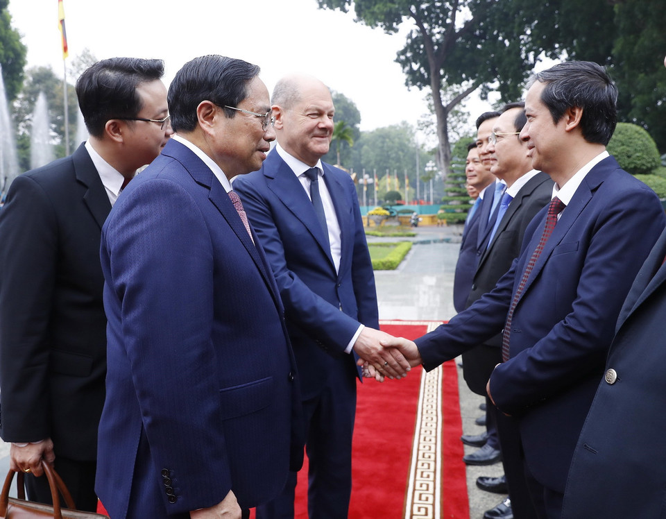 Thủ tướng Phạm Minh Chính giới thiệu với Thủ tướng Đức Olaf Scholz các thành viên đoàn đại biểu Việt Nam. Ảnh: Lâm Khánh - TTXVN