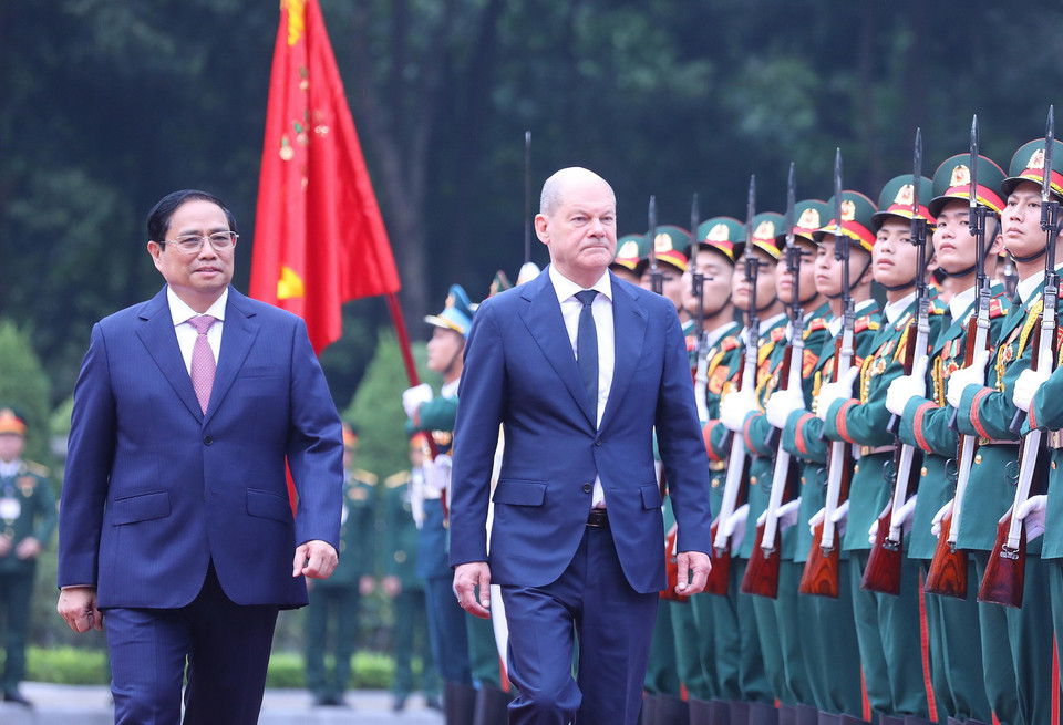 Thủ tướng Phạm Minh Chính và Thủ tướng Đức Olaf Scholz duyệt đội danh dự Quân đội nhân dân Việt Nam. Ảnh: Lâm Khánh - TTXVN