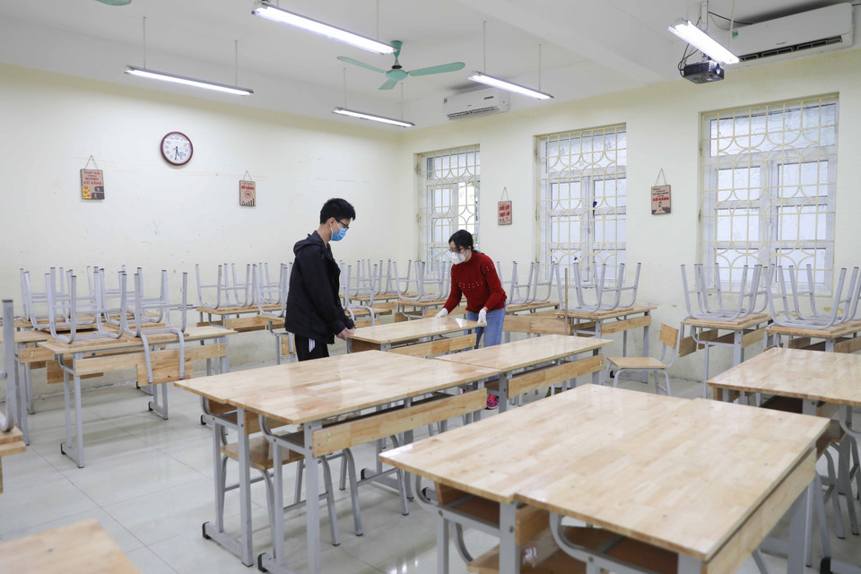 Khẩn trương vệ sinh, khử khuẩn để đón học sinh đi học trở lại. (Ảnh: Thanh Tùng/TTXVN)