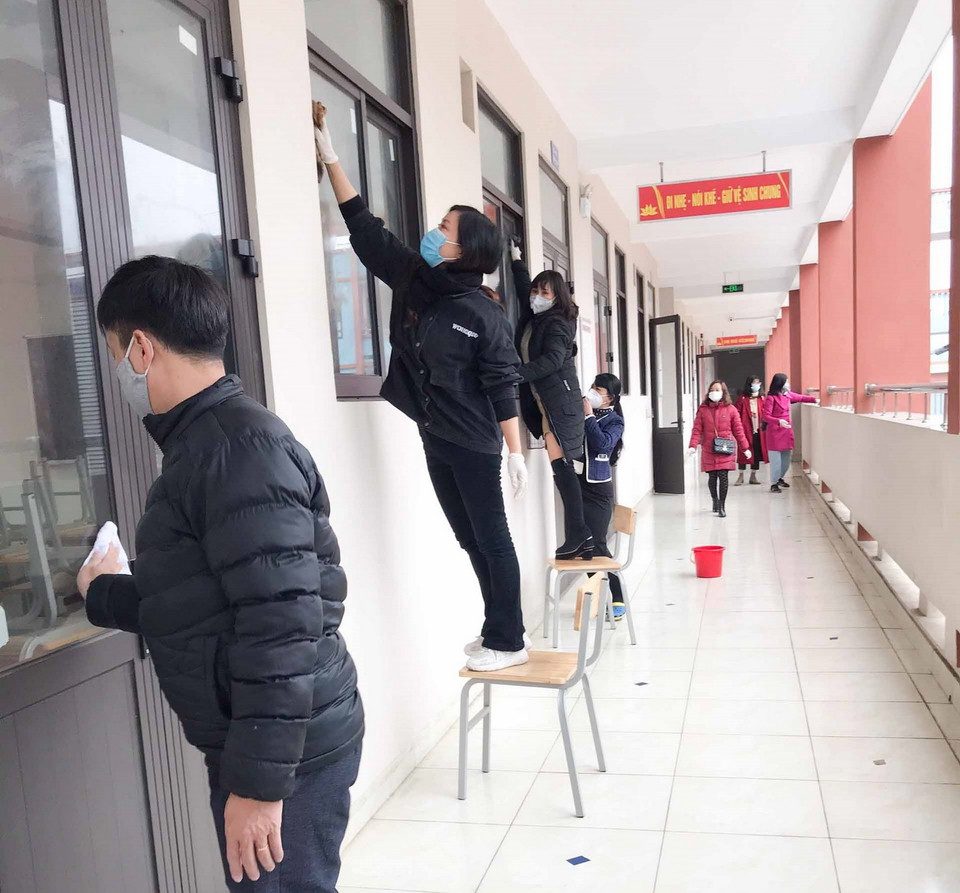 Trường THPT Trương Định, quận Hoàng Mai làm vệ sinh, khử khuẩn, sẵn sàng đón học sinh toàn trường đi học trở lại. (Ảnh: TTXVN phát)