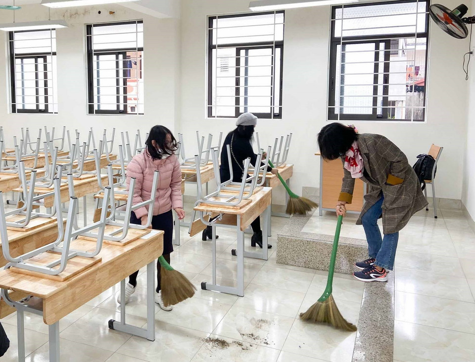 Trường THPT Trương Định, quận Hoàng Mai tiến hành vệ sinh, khử khuẩn, sẵn sàng đón học sinh toàn trường đi học trở lại. (Ảnh: TTXVN phát)