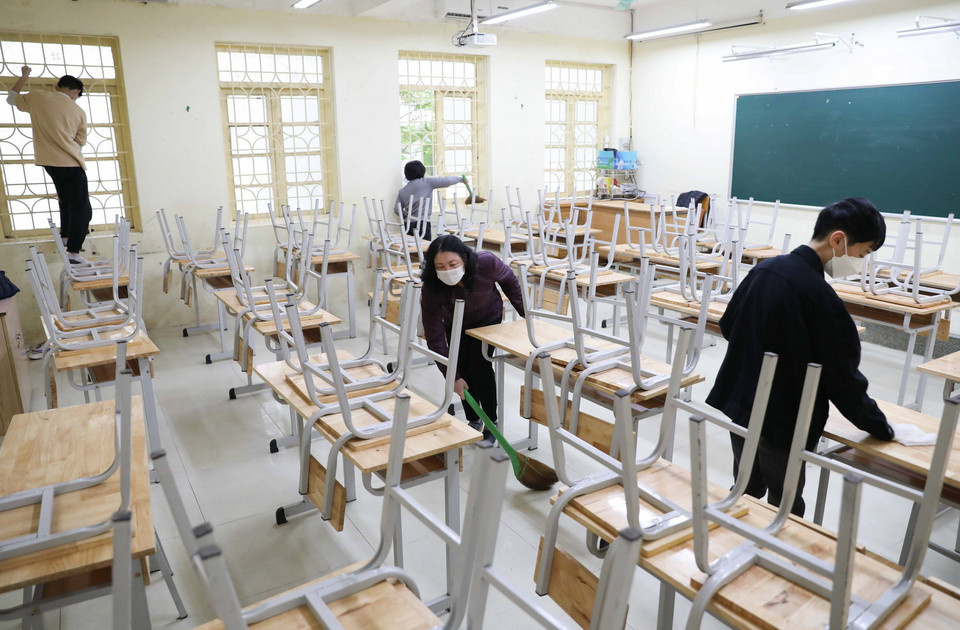 Giáo viên và học sinh Trường THCS Thăng Long, quận Ba Đình khẩn trương vệ sinh, khử khuẩn để đón học sinh đi học trở lại. (Ảnh: Thanh Tùng/TTXVN)