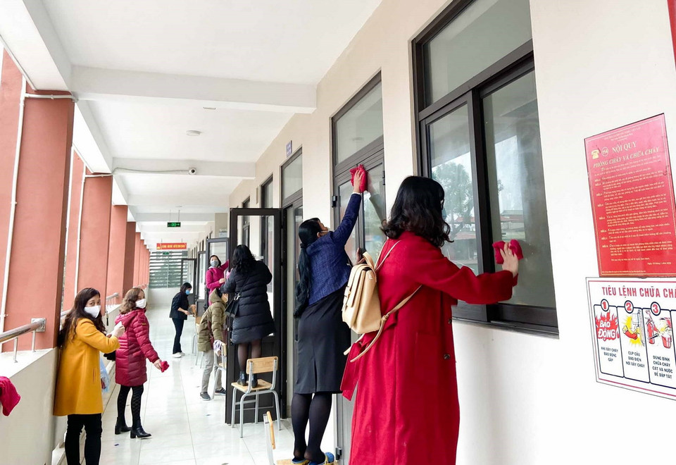 Tiến hành vệ sinh, khử khuẩn, sẵn sàng đón học sinh toàn trường đi học trở lại. (Ảnh: TTXVN phát)