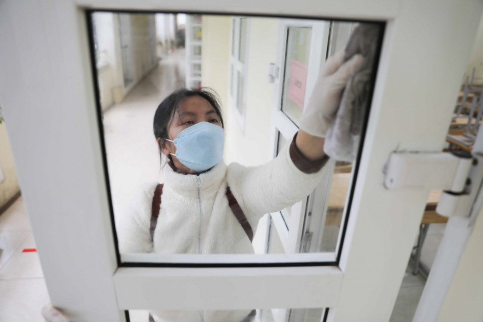 Trường THCS Thăng Long, quận Ba Đình khẩn trương vệ sinh, khử khuẩn để đón học sinh đi học trở lại. (Ảnh: Thanh Tùng/TTXVN)