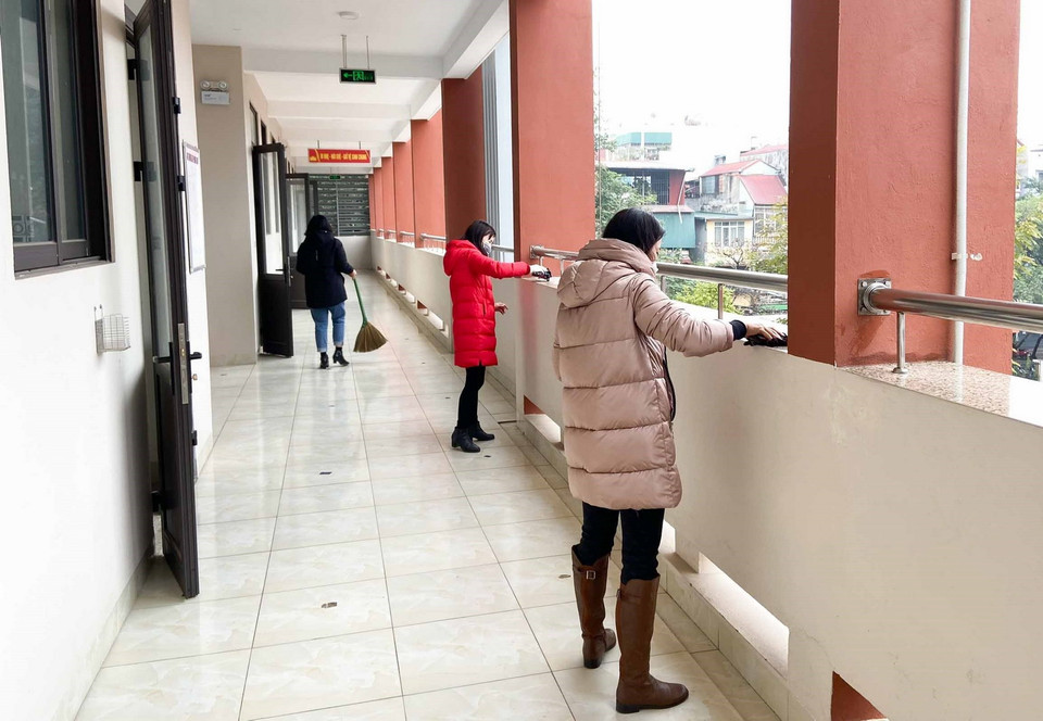 Trường THPT Trương Định, quận Hoàng Mai tiến hành vệ sinh, khử khuẩn, sẵn sàng đón học sinh toàn trường đi học trở lại. (Ảnh: TTXVN phát)