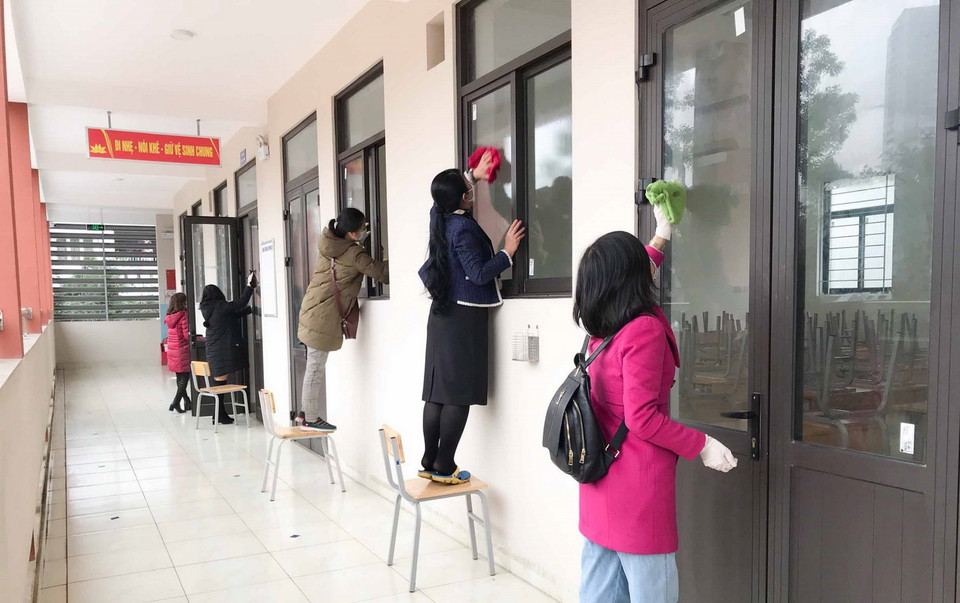 Tiến hành vệ sinh, khử khuẩn, sẵn sàng đón học sinh toàn trường đi học trở lại. (Ảnh: TTXVN phát)