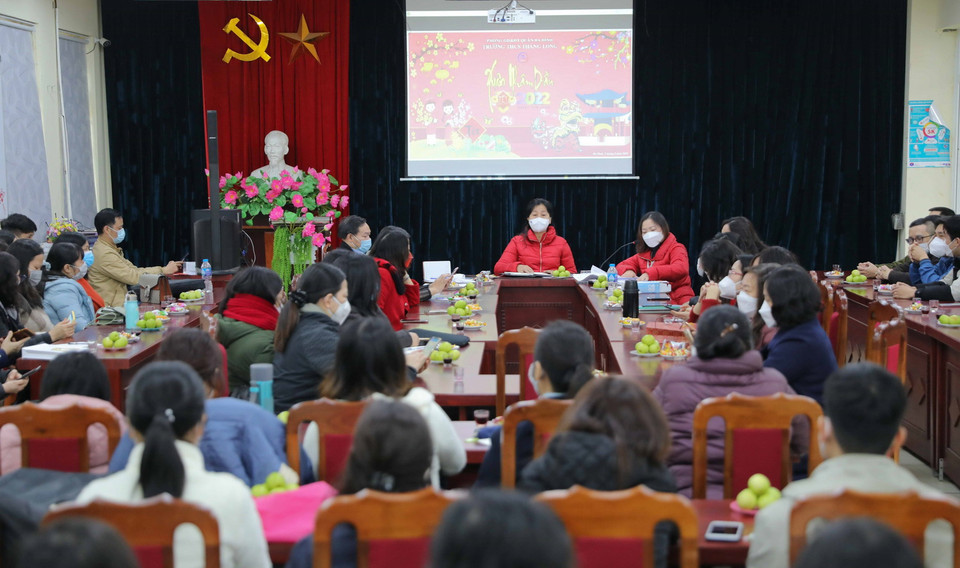 Trường THCS Thăng Long, quận Ba Đình họp toàn thể, phân công nhiệm vụ và triển khai các phương án đón học sinh đi học trở lại. (Ảnh: Thanh Tùng/TXVN)