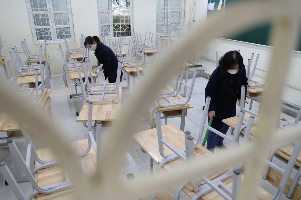 Làm vệ sinh, khử khuẩn để đón học sinh đi học trở lại. (Ảnh: Thanh Tùng/TTXVN)