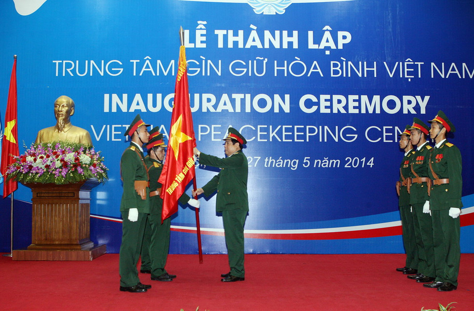 Đại tướng Phùng Quang Thanh, Bộ trưởng Bộ Quốc phòng trao Quân kỳ Quyết thắng cho Trung tâm. (Ảnh: Trọng Đức/TTXVN)