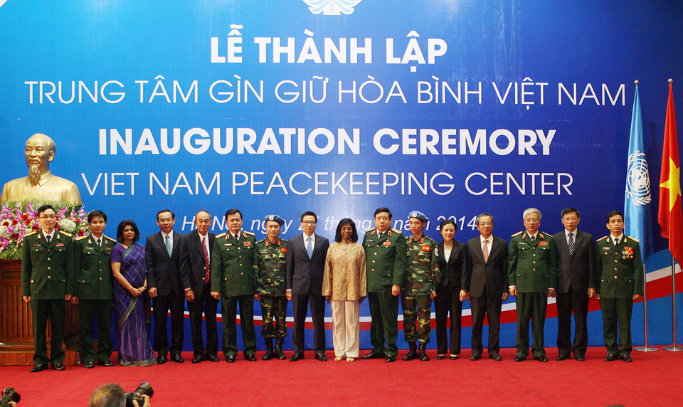  Phó Thủ tướng Vũ Đức Đam, Đại tướng Phùng Quang Thanh, Bộ trưởng Bộ Quốc phòng, Phó Tổng Thư ký Liên hợp quốc Ameerah Haq và các đại biểu tại buổi lễ. (Ảnh: Trọng Đức/TTXVN)