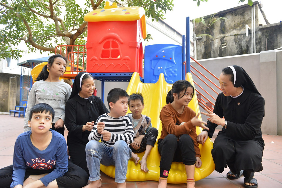 Không chỉ vậy, các nữ tu còn cùng với nhân dân giáo xứ tích cực tham gia các phong trào thi đua yêu nước ở địa phương, giữ vững an ninh chính trị, trật tự an toàn xã hội, góp phần xây dựng Ninh Binh giàu về kinh tế, đẹp về nếp sống văn hóa, vững về quốc phòng an ninh.