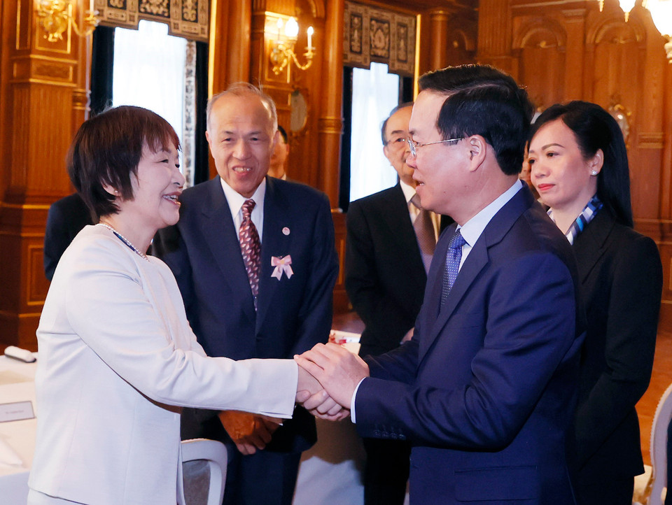 Chủ tịch nước Võ Văn Thưởng và Phu nhân gặp gỡ đại diện gia đình homestay Nhật Bản. (Ảnh: Thống Nhất/TTXVN)