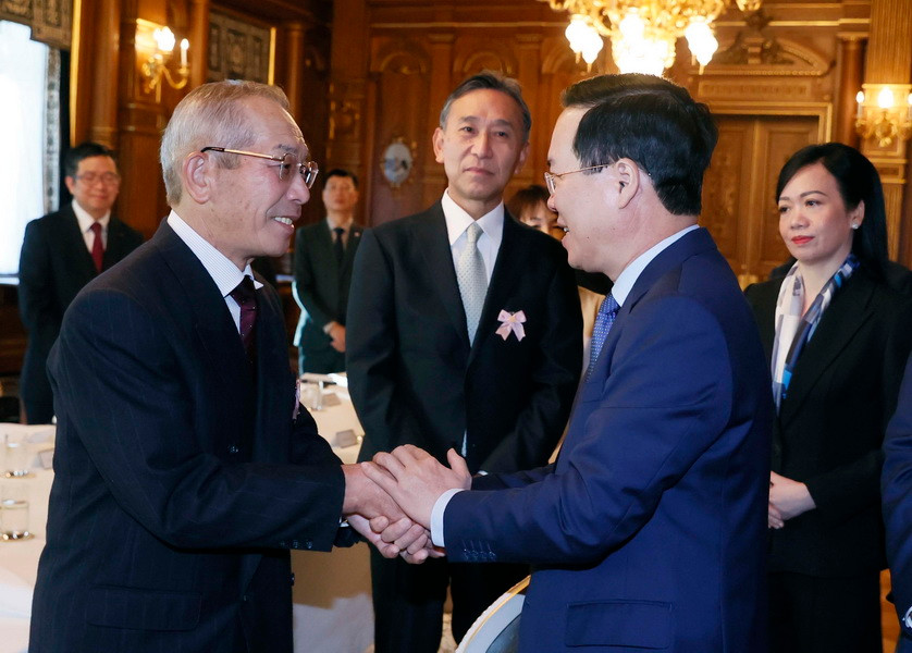 Chủ tịch nước Võ Văn Thưởng và Phu nhân gặp gỡ đại diện gia đình homestay Nhật Bản. (Ảnh: Thống Nhất/TTXVN)