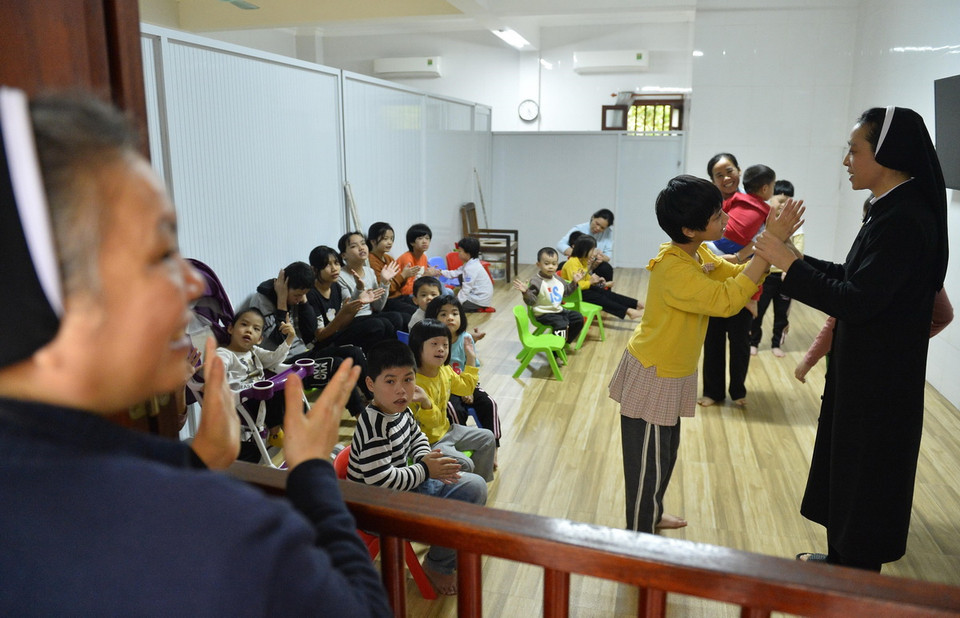 Cùng với công tác giáo dục, nhiều năm nay Dòng Mến Thánh giá thuộc xã Lưu Phương còn mở một trung tâm khám chữa bệnh bằng phương pháp y học cổ truyền dân tộc để giúp đỡ các bệnh nhân, đặc biệt là những bệnh nhân nghèo; đồng thời kết hợp với Ủy ban Mặt trận Tổ quốc và Hội Chữ thập Đỏ ở địa phương mời các đoàn bác sỹ ở các bệnh viện tuyến Trung ương về khám bệnh và cấp, phát thuốc miễn phí cho bệnh nhân nghèo tại các giáo xứ, không phân biệt lương hay giáo.