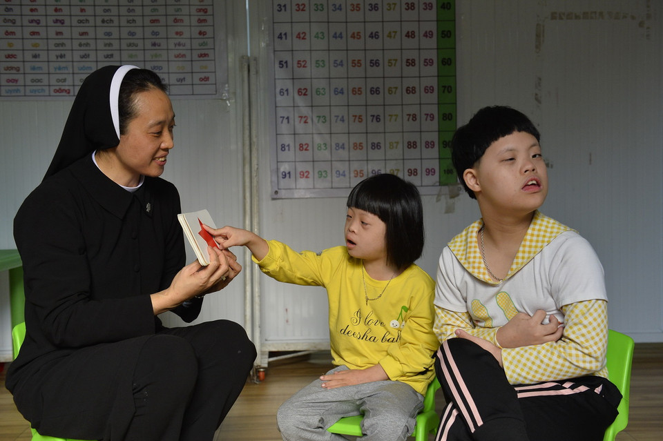 Ngoài việc nuôi dạy trẻ, các sơ luôn tích cực lao động, sản xuất, làm các vật dụng lưu niệm từ cây cói, buôn bán hàng tạp hóa nhỏ, tham gia lao động tự cung cấp để sinh hoạt và làm làm từ thiện.