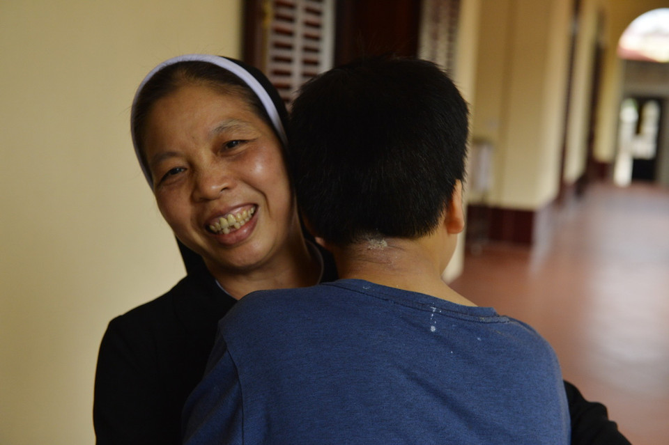 Những năm gần đây cơ sở Dòng có điều kiện mở rộng trường lớp khang trang nên thu hút nhiều con em của các gia đình Công giáo và ngoại đạo theo học. Các nữ tu luôn dành tình yêu thương cho các trẻ em khuyết tật, tự kỷ. (Ảnh: Minh Đức/TTXVN)