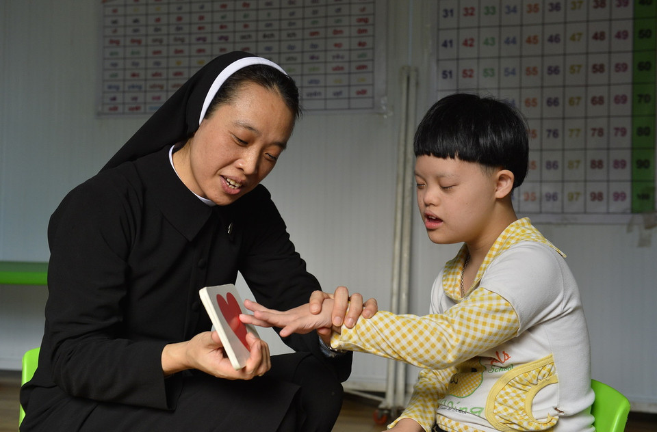 Các nữ tu chăm sóc trẻ em khuyết tật, tự kỷ tại cơ sở. (Ảnh: Minh Đức/TTXVN)