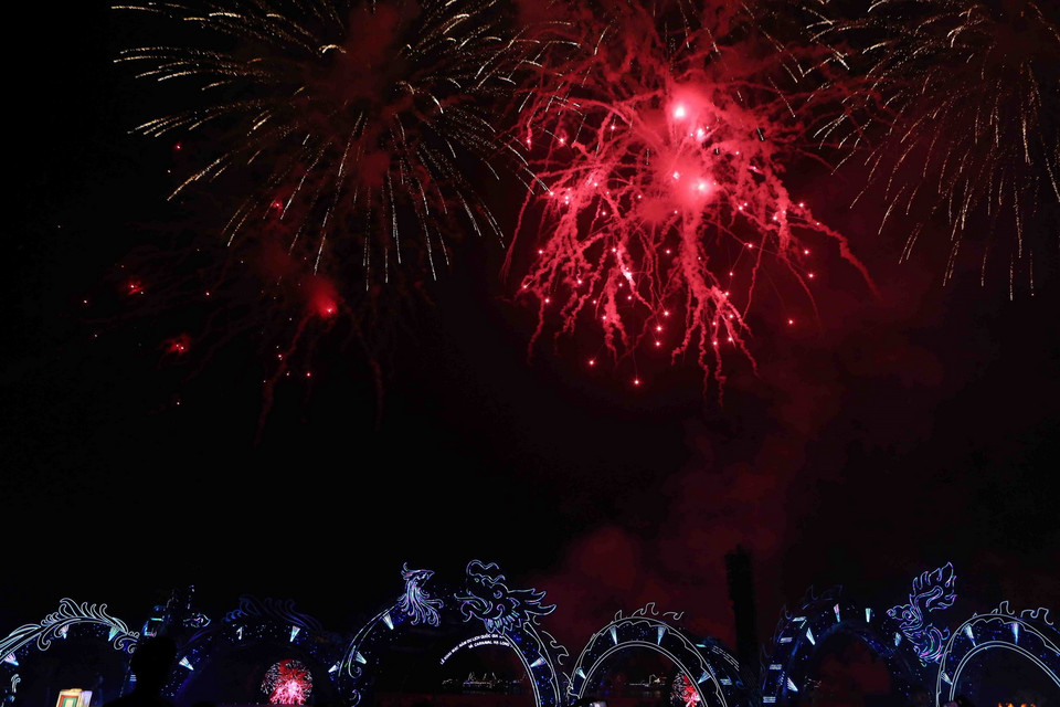 Chương trình Âm nhạc và màn pháo hoa lung linh trên bầu trời Hạ Long. (Ảnh Thành Đạt/TTXVN)