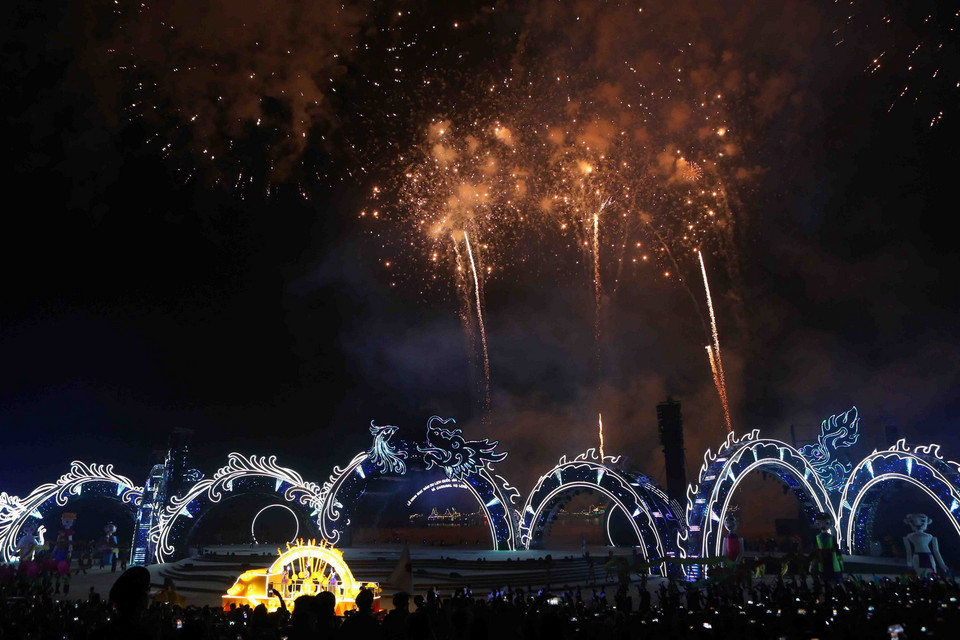 Chương trình Âm nhạc và màn pháo hoa lung linh trên bầu trời Hạ Long. (Ảnh Thành Đạt/TTXVN)