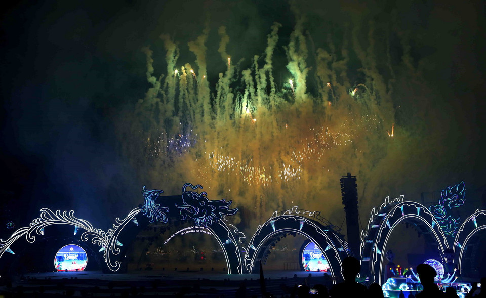 Chương trình Âm nhạc và màn pháo hoa lung linh trên bầu trời Hạ Long. (Ảnh Thành Đạt/TTXVN)